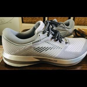 Women Brooks Levitate size 11
